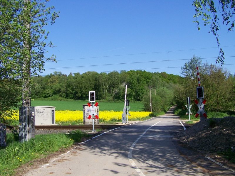 Der B� km 19.611 an der KBS 485, im Hintergrund ist ebenfalls das Schalthaus zu erkennen