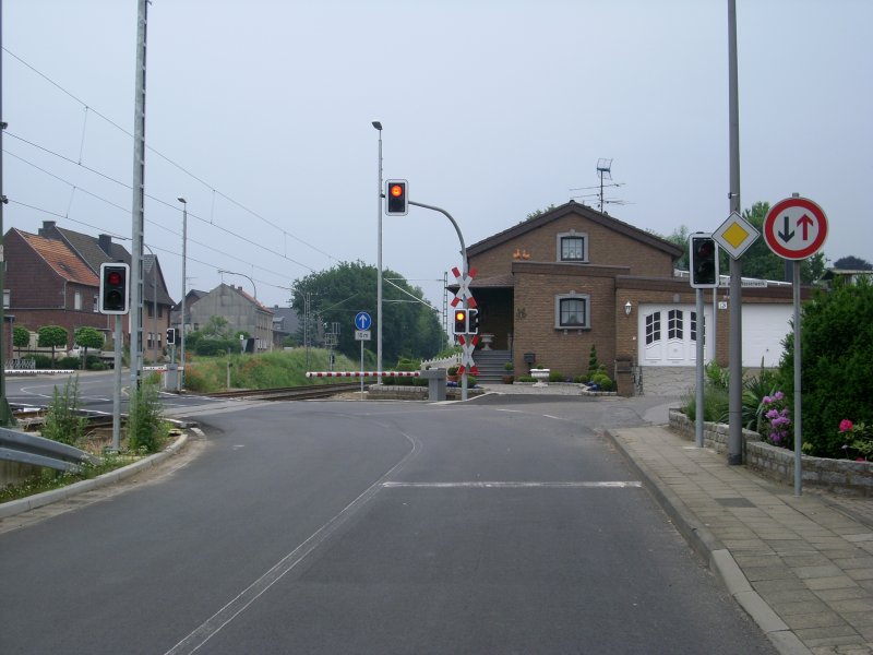 Der B km 29.2 in Sggerath...Gerade sind die Schranken gesenkt schon gehen die vorderen beiden Ampeln wieder aus...naja dafr gehen sie ca. 30 sekunden vor dem B selbst an so das die Autos vor einen freigegebenem B warten mssen