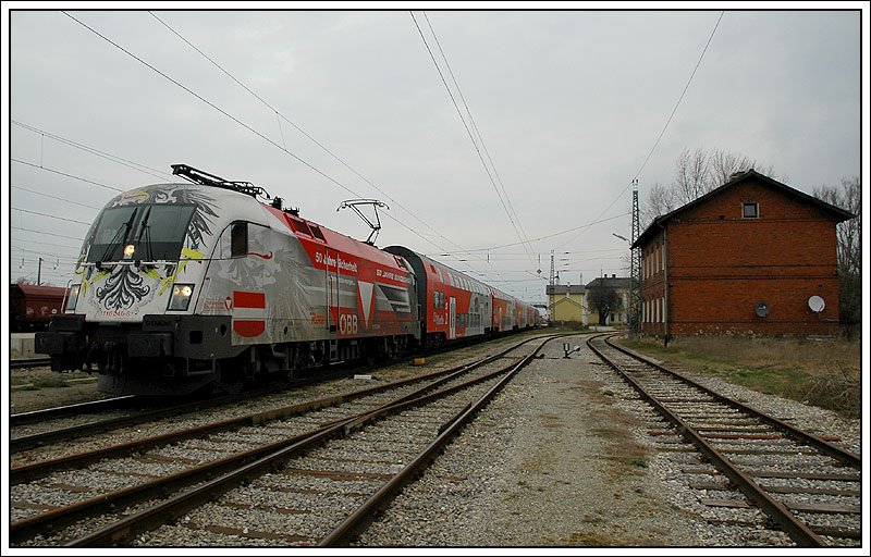 Der Bundesheertaurus 1116 246 war am 17.11.2007 an den Durchbindern zwischen Breclav und Wiener Neustadt im Einsatz.  Das Foto aus dem Grenzbahnhof zu Tschechien, Hohenau, zeigt R 2325 bei der Ausfahrt Richtung Sden. (Aufnahme mit 18mm)