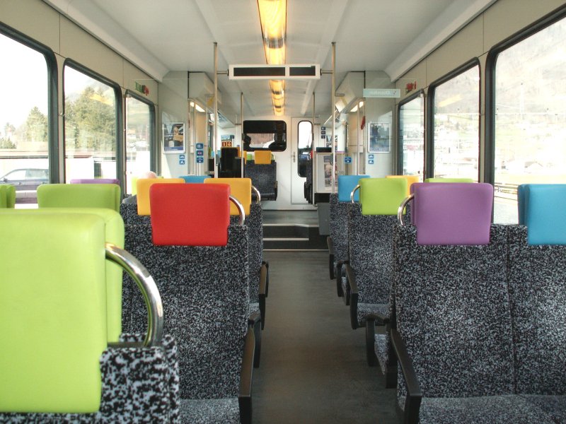 Der  bunte  Innenraum des Thurbo Triebzuges 426-5. 23.02.07