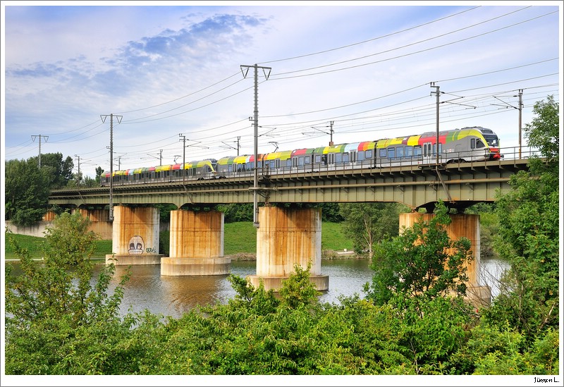 Der bunte Wurm war wieder auf der Stadlauer Brcke. Diesmal habe ich einen etwas anderen Standplatz gewhlt. SPROB96074, Wien/Stadlauer Brcke, 8.7.2009.