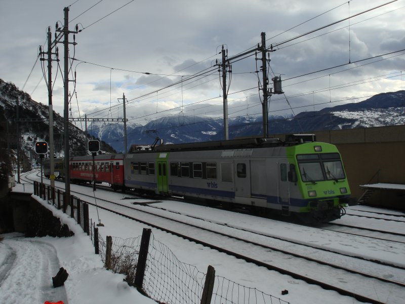 Der buntgemischte Regio 5762 fhrt am 4.1.2007 im Bahnhof Hohtenn ein.