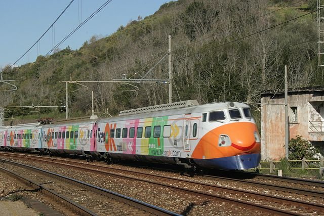 'Der butne Zug! In voller Fahrt!' Das waren meine Gedanken als ich den ETR 450 004 erblickte. Leider war ich grad dabei den Standort zu wechseln und erwischte ihn nur aus dieser ung�nstigen Position. ES Italia 9371 Roma Termini - Reggio di Calabria bei der Fahrt durch Torchiara; 17.02.2008