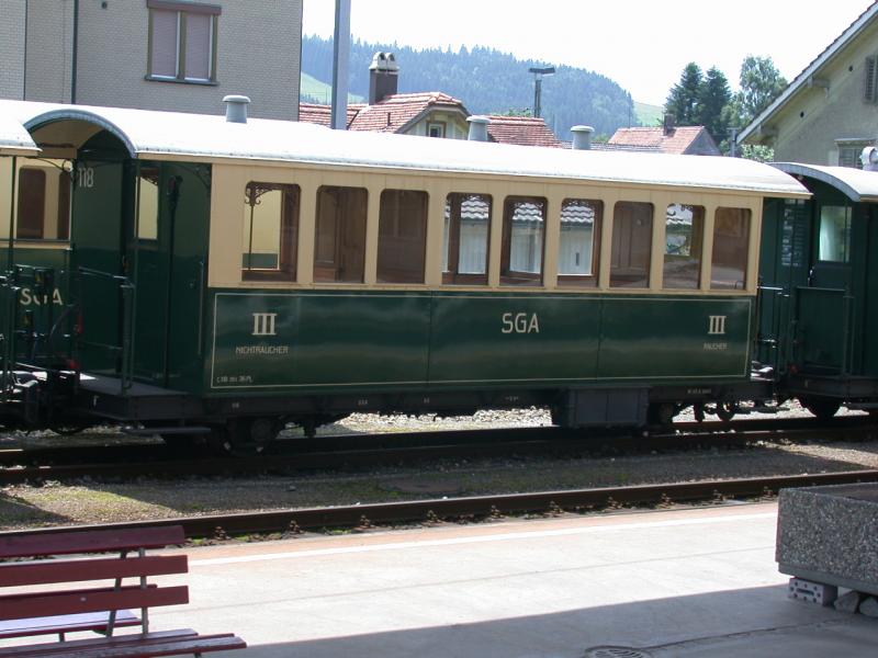 Der C118 ein zweiachsiger dritter Klasse Wagen der SGA (St.Gallen-Gais-Appenzell) im Bahnhof Gais. (18.07.2004)