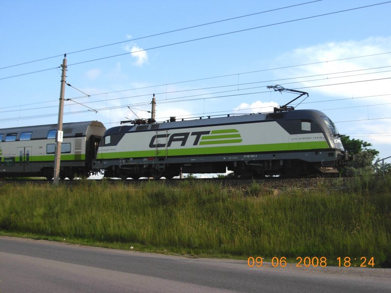 Der CAT (City Airport Train) hat die Aufgabe, Flugpassagiere ohne Zwischenhalt vom Bahnhof Wien Mitte zum Flughafen Wien-Schwechat zu bef�rdern. Auf diesem Foto vom 9.6.2008 passiert eine CAT-Garnitur soeben den Zentralverschiebebahnhof Wien-Kledering.