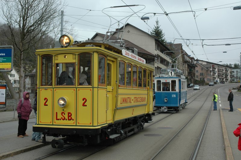 Der Ce 2/2 2 der ehemaligen Limmattalstrassenbahn und der Ce 2/2 176 bilden einen Kurs der Osterhasenrundfahrten ab dem Burgwies. Aufgrund des grossen Andrangs wurden die Kurse tw. doppelt gefhrt. Hier am Ostermontag 24.3.08 im Burgwies.