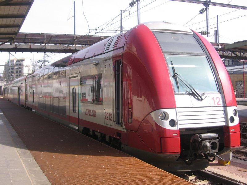 Der CFL 2212 steht als RE nach Metz in Luxembourger Bahnhof. Aufgenommen am 05.04.07