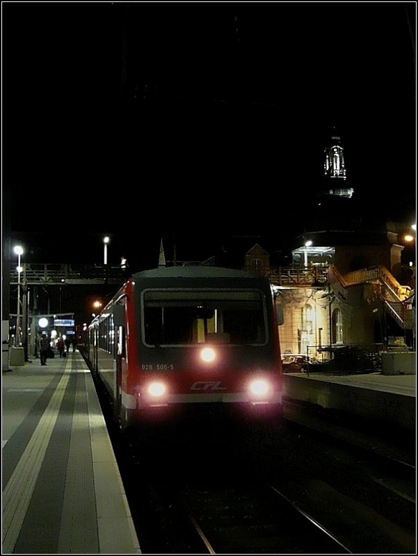 Der CFL Dieseltriebzug 628/928 506-5 steht am spten Abend des 19.10.08 im Bahnhof von Luxemburg zur Abfahrt nach Ettelbrck bereit. (Jeanny) 