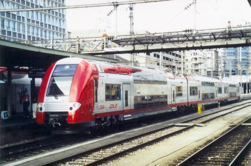 Der CFL-Doppelstocktriebzug 2208 1/3/5 fuhr am 06.10.2005 vermutlich den IR 3741 von lwen nach Ltzebuerg. Die Aufnahme entstand in Ltzebuerg. lwen hat noch zwei weitere Namen: Ulflingen auf Deutsch und Troisvierges auf Franzsisch.