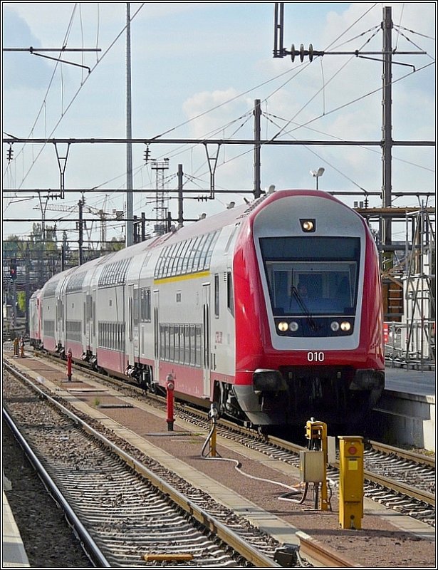 Der CFL Wendezug mit Steuerwagen 010 an der Spitze und geschoben von der Werbelok 4019, aufgenommen whrend der Einfahrt in den Bahnhof von Luxemburg am 04.10.08 (Jeanny)