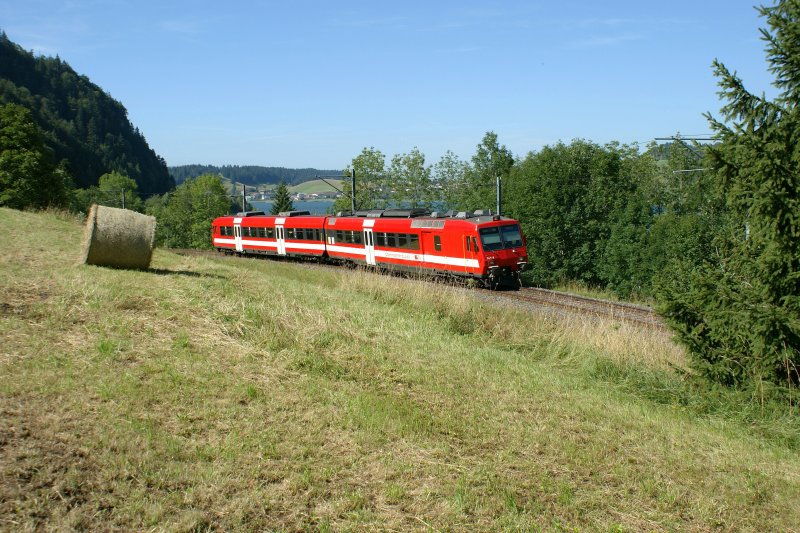Der Chemin de Fer du Jura (CJ) NPZ ist diesen Sommer bei der Travys zu Gast. Hier als Regionalzug 4216 kurz nach Le Pont auf der Fahrt nach Vallorbe. 
(5. August 2009)
