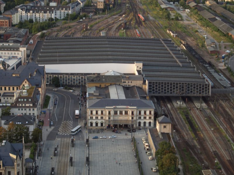 Der Chemnitzer Hauptbahnhof vom Ballon aus  aufgenommen. Deutlich sind Baumassnahmen in den Stumpfgleisen zu sehen.