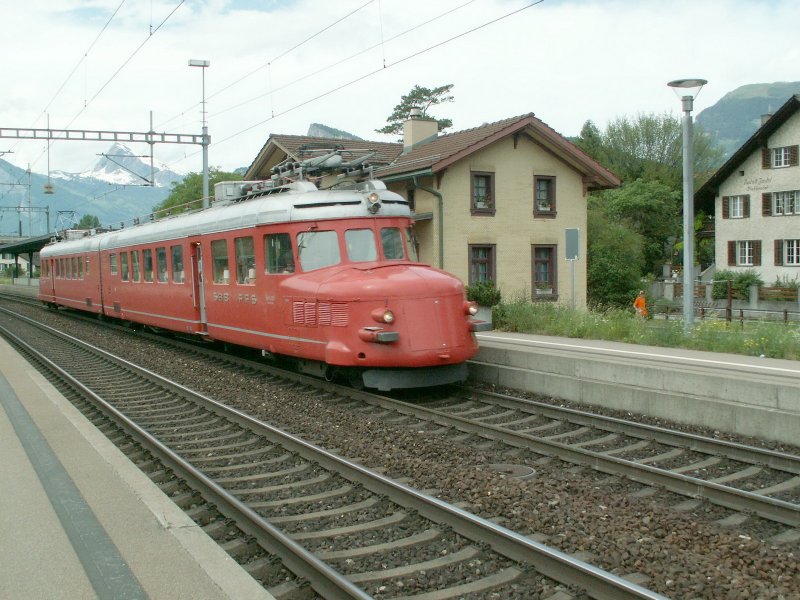 Der  Churchill  Doppelpfeil RAe 4/8 1021 auf der Fahrt zum Bahnhofsfest in Chur.Hier bei der Durchfahrt in Maienfeld.
25.05.08