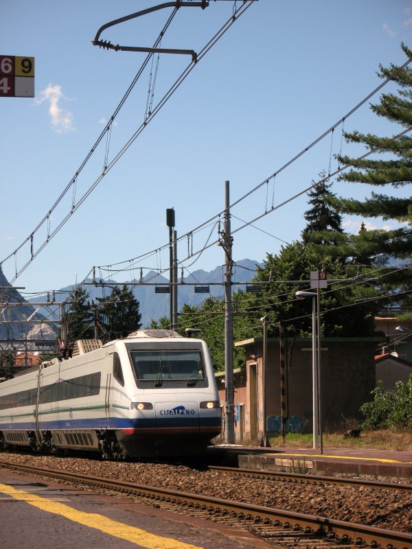 Der Cisalpino 47 bei der Durchfahrt in Stresa.
(13.06.2008)