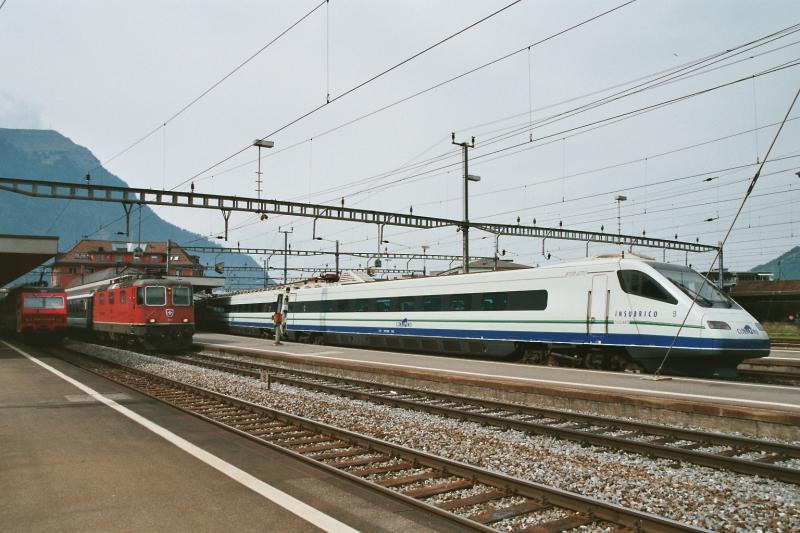 Der Cisalpino am 7.9.03 in Arth-Goldau. Links steht noch eine Re 4/4II und ganz links aussen steht die Werbelok von Vgele (SOB Sdost-Bahn)