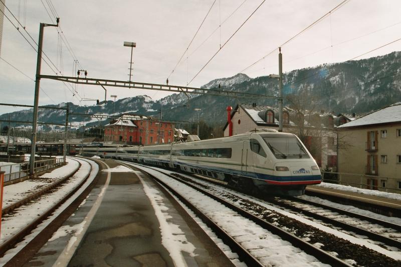 Der Cisalpino, auf dem Weg nach Stutgart, steht am 2.2.04 in Arth-Goldau