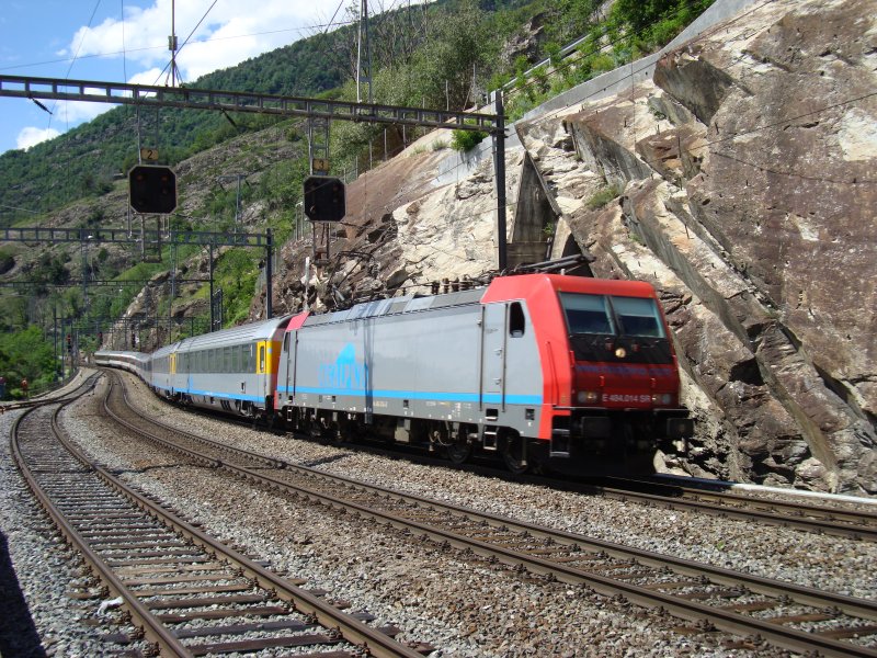 Der Cisalpino von Bern nach Milano bei der Durchfahrt in Lalden am 16.6.2007.Zuglok war die E 484.014 SR