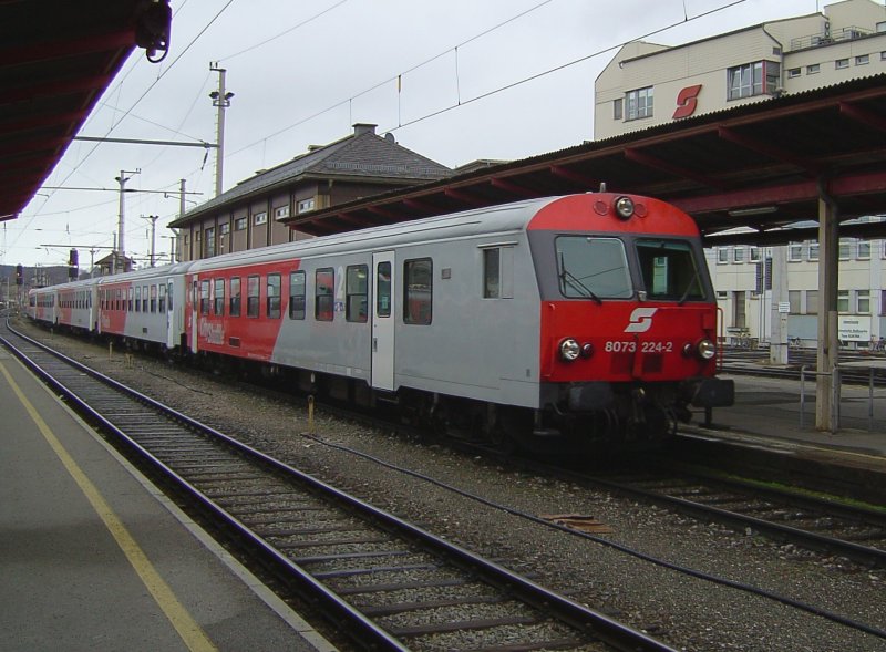 Der City Shuttle Steuerwagen 8073 224 am 02.02.2008 bei der Einfahrt in Salzburg HBF. 