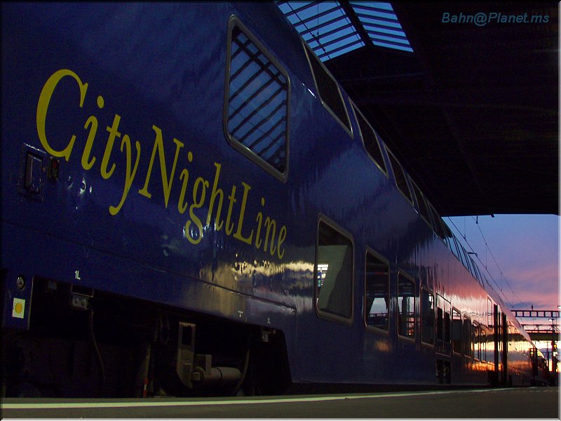 Der CityNightLine, noch im Original-Blau, in Zrich Hbf. vor der Abfahrt nach Hamburg am 30.4.2008, um 20:40 Uhr.