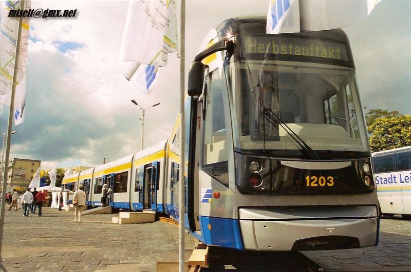 Der classic XXL 1203, hat noch keinen Namen,auf dem Ausstellungsgelnde in Leipzig/Lindenau am 17.09.2005 zum Herbstauftakt der LVB.