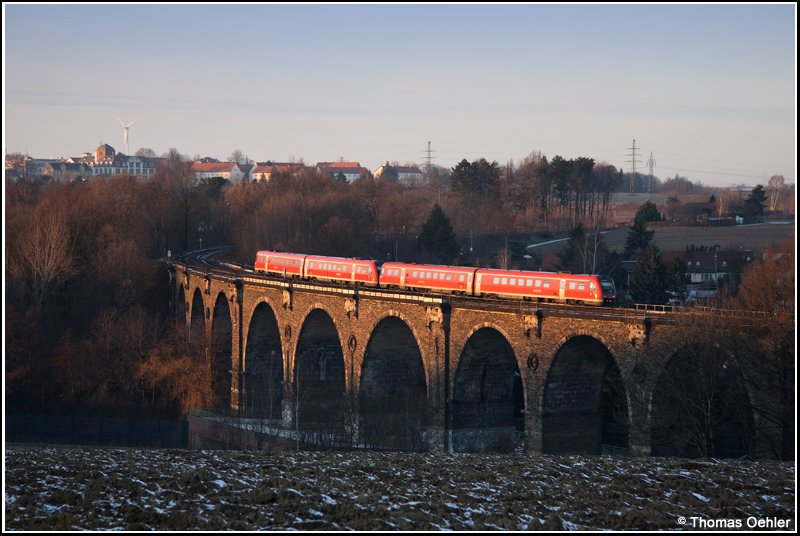 Der  CLEX  in Form eines VT der Baureihe 612 ist in den letzten Sonnenstrahlen des 25.12.07 auf dem Weg nach Leipzig. Hier befhrt er gerade das Bahrebachviadukt ber die A4 bei Chemnitz-Heinersdorf.