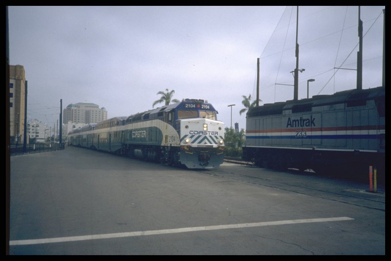 Der Coast-Liner. Ein Nahverkehrs-System an der kalifornischen Kste, welches von San Diego im Sden ber Los Angeles bis nach San Francisco fhrt. Hier ist die moderne, klimatisierte Doppelstock-Einheit 1995 in San Diego