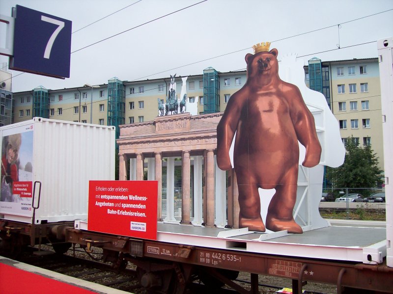 Der Containerwagen dahinter mit Brandenburger Tor inkl. Quadriga und dem Berliner Bren. Aufgenommen am 30.08.07 in Mnchen.