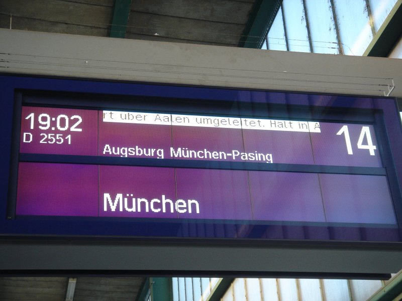 Der D-zug D 2551 wurde am 29.04.07 auf Grund der Bauarbeiten bei der Geislinger/Streige, ber Aalen umgeleitet. Ebenso wie der darauf folgende D-Zug. Der D 2551 hatte Abfahrt um 19.02 Uhr von Gleis 14 und hatte den nchsten Halt in Augsburg Hbf, und fuhr weiter nach Mnchen Hbf. Aufgenommen am 29.04.07 in Stuttgart Hbf.