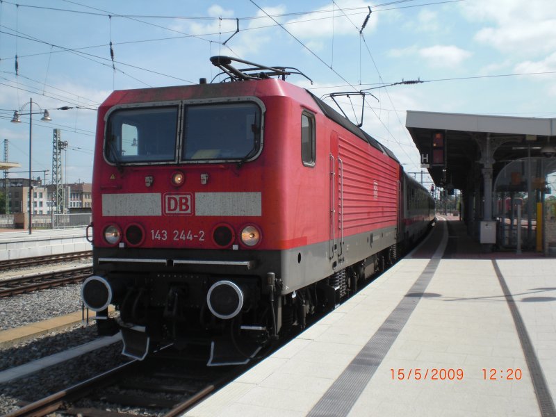Der D-Zug nach Leipzig stand heute vor dem Hauptbahnhof auf Gleis 2a und wartete auf die Abfahrt. 15.05.2009