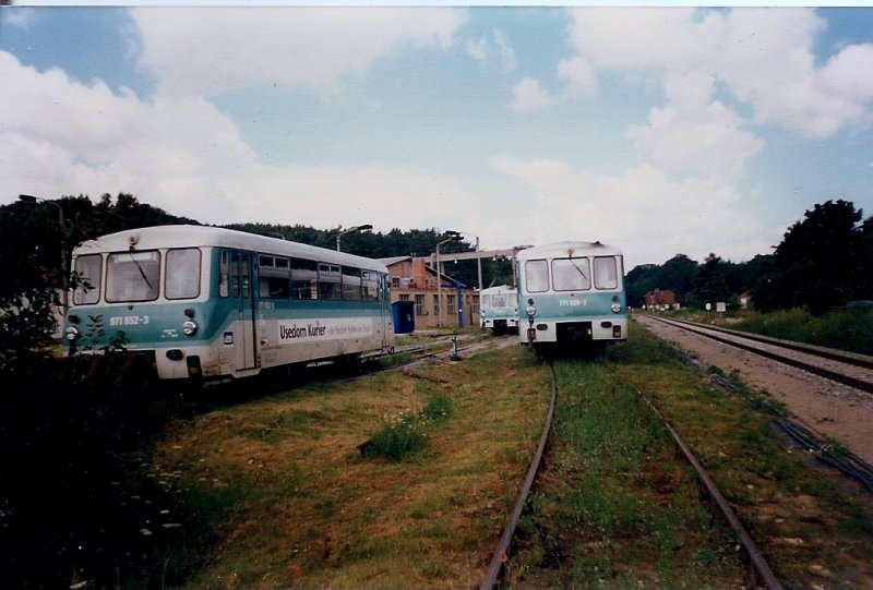 Der damalige alte Betriebshof der UBB in Heringsdorf im August 1997,mit abgestellten Ferkeltaxen.Der Lokschuppen mute einem Neubau weichen.