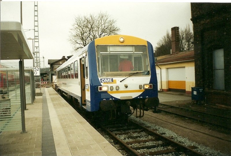 Der damalige Triebwagen 411 der OME in Bergen/R�gen 2004.Die OME und die Mecklenburgbahn schlossen sich zusammen und daraus entstand die heutige OLA.