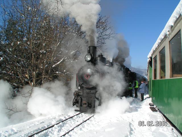 Der Dampfbummelzug Weiz-Birkfeld steht zur Abfahrt bereit.
Der Zug ist bespannt mit der 83.180 + Kh101 mit dabei das SWR Eisenbahnromantikteam mit zahlreichen Eisenbahnfreunden aus Europa.
Kh 101:Nach dem Vorbild der Kh1 der BB lie die StLB 1926 die Kh101 fr die Murtalbahn und 1930 die Kh111 fr die Feistritztalbahn bei der Krauusschen Fabrik bauen.

83.180:Die bosnische 83 180 ist derzeit unsere strkste, und dank der neuesten berholung unsere beste Maschine. Sie wird mit Sicherheit dieses Jahr die Hauptlast des Verkehrs tragen. 
<a href= http://www.bahnbilder.de/kauf  target= _blank ><img src= http://www.bahnbilder.de/counter/counter_new.php?key=335024393  alt= Bahnbilder.de  title= bahnbilder.de  border= 0 ></a>




