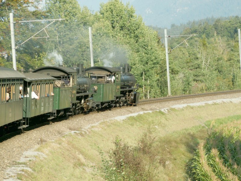 Der Dampfextrazug mit den beiden Loks G 4/5 107 und 108 zwischen Bonaduz und Reichenau/Tamins.Wann wird es wieder so eine Dampf Doppeltraktion mit den beiden G 4/5 107 und 108 geben? 16.09.07