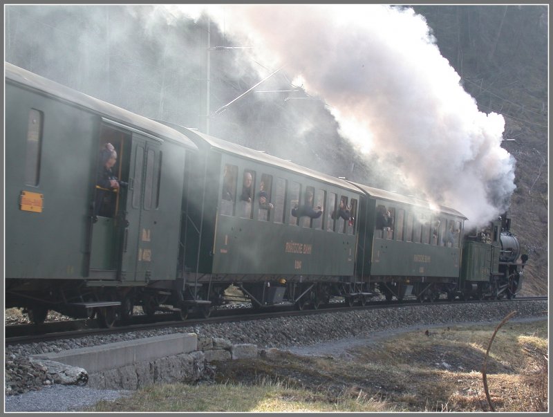 Der Dampfextrazug nach Disentis war gut besetzt und unzhlige Fotografen im Zug liessen sich den Rauch und den Fahrtwind durch die Nase ziehen. (18.03.2007)