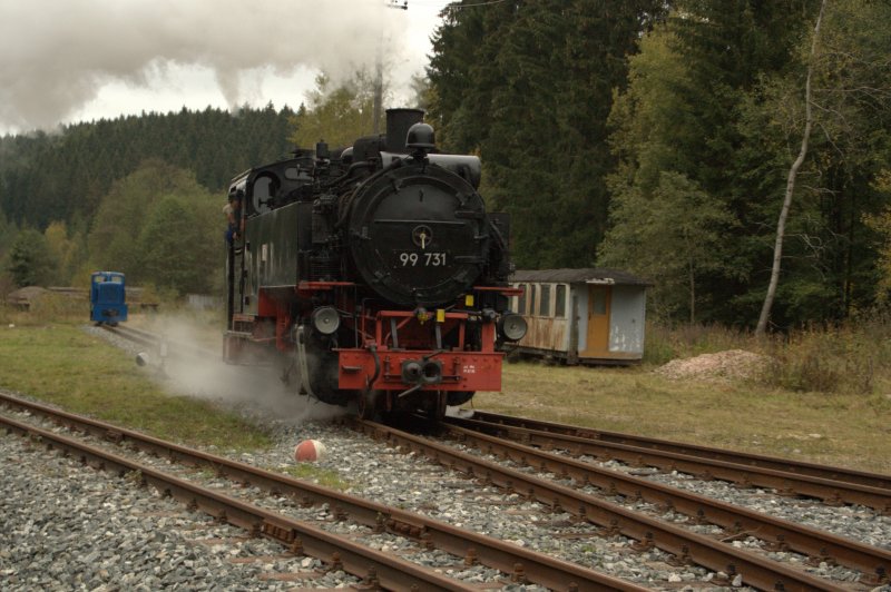 Der  Dampfhammer  99 731 stand am 04.10.09 in Schnheide Sd fhr Fhrerstandsmitfahrten zur Verfgung. Die Lok steht im Klang einer BR 50 in nichts nach.