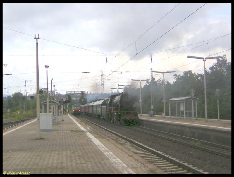Der Dampflok-Sonderzug mit Lok 184 Bauart ELNA 6 und 23 042 hatte am 27.08.2006 im Bahnhof Wiesbaden Ost HP 0, als die S8 nach Hanau mit 420 294 und 420 814 einfuhr.