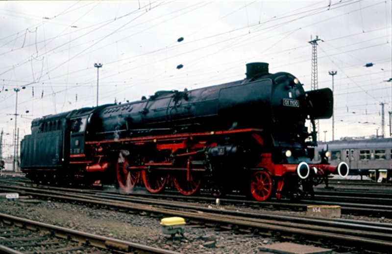 Der Dampflokstar der DB, die 01 1100 verweilt im Gleisvorfeld des Frankfurter Hauptbahnhofs. Sie ist unterwegs zu einer Dreiecksfahrt um zu wenden und um mit vollen Vorrten wieder zurckzukommen. April 1997
