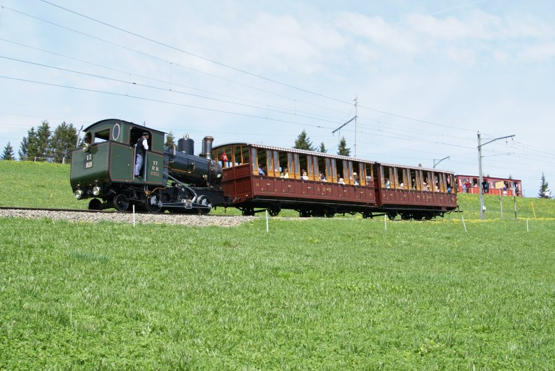 Der Dampfzug aus Arth-Goldau mit der H 2/3 17 nhert sich am 21.3.09 Rigi Staffel.