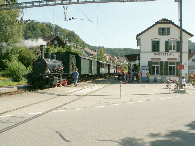 Der Dampfzug aus Bauma wartet hier auf den Gegenzug aus Hinwil im Bhf.B�retswil.16.08.09