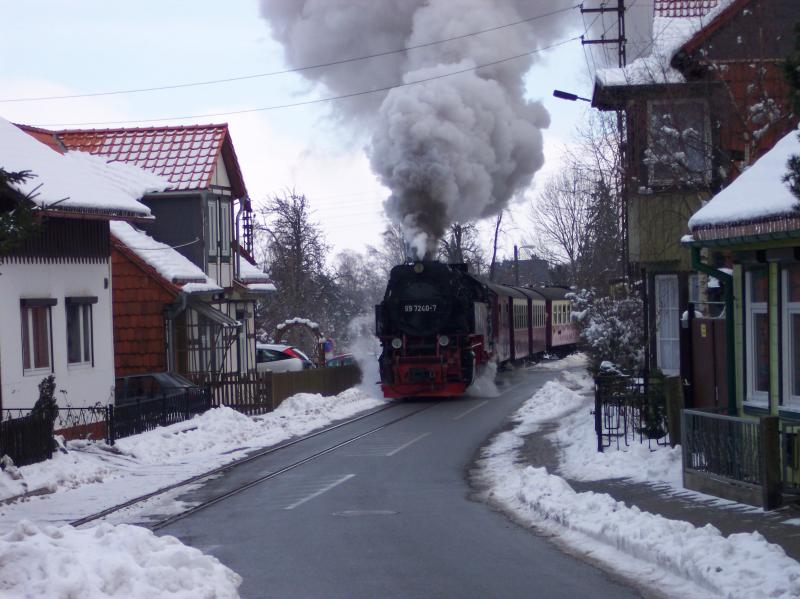 der Dampfzug durchfhrt die Kirchstrasse in Wernigerode wie eine Strassenbahn 27.02.2006
