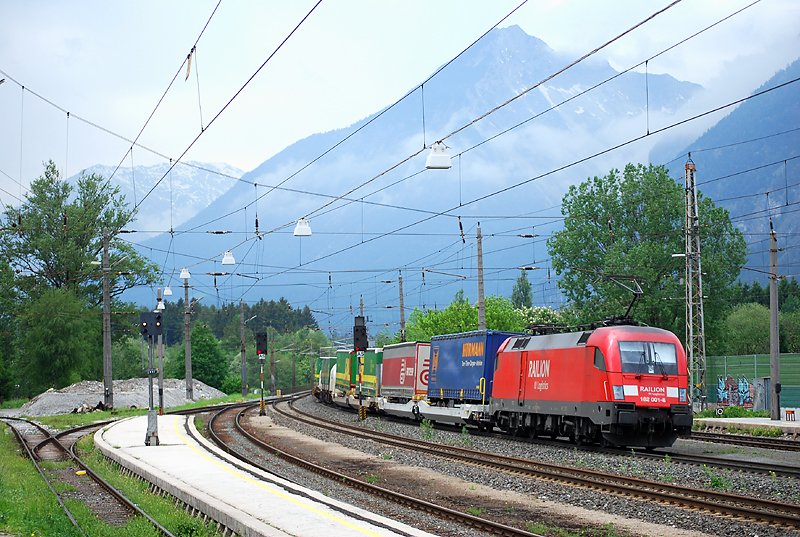 Der DB Erstling 182 001 schiebt einen Gterzug durch Brixlegg nach (13.5.2009)
