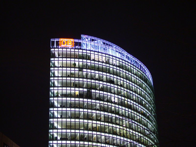 Der DB-Tower in Berlin bei Nacht am 18.01.08.