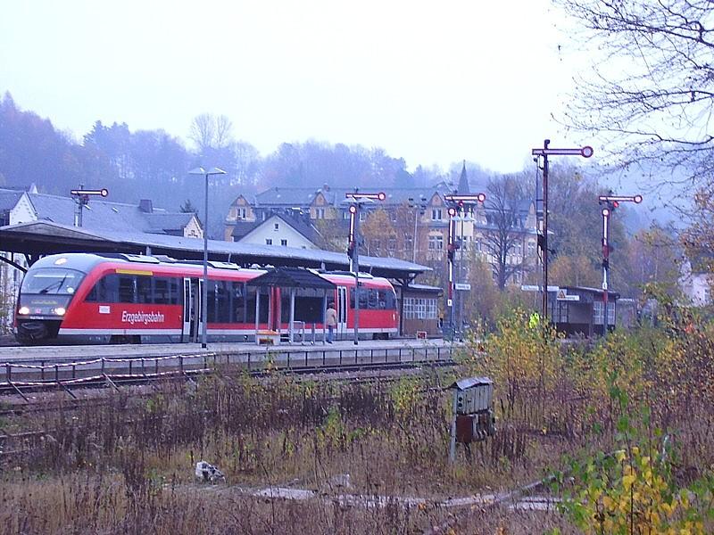 Der Desiro der Erzgebirgsbahn bei belsten Schmuddelwetter (NEBEL .. nasskalt) vor der schnen Kulisse der Stadt Schwarzenberg. Gesehen am 10.11.05