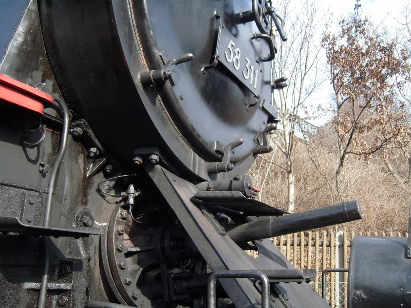 Der deutlich hervor stechende, mittlere, dritte Zylinder der BR 58 311 (beim Dampflokfest Dresden)
22.03.2009