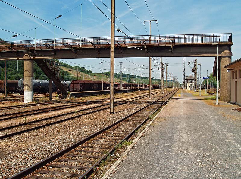Der deutsch-franzsische Grenzbahnhof Apach, an der Mosel gelegen, verfgt ber umfangreiche Bahnanlagen, grenzberschreitender Personenverkehr findet meines Wissens derzeit (10.06.2006) aber nicht statt