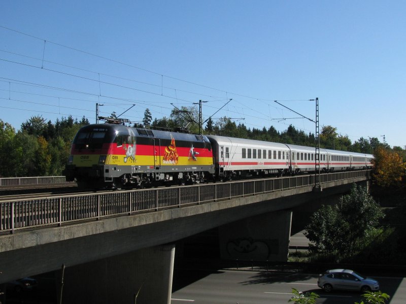Der Deutschland Taurus 1116 036 bespannte am 5.10.2008 den IC K�nigssee von Berchtesgaden nach Hamburg. Hier �berquert er gerade die A99 bei Haar (bei M�nchen).