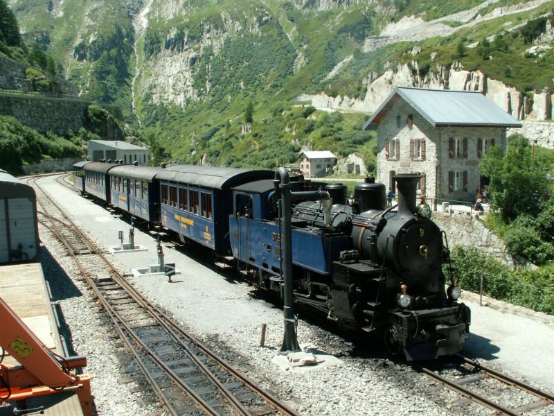 Der DFB Dampfzug ist fr die Rckfahrt nach Realp gerstet.Rechts das Stationsgebude von Gletsch.14.07.05