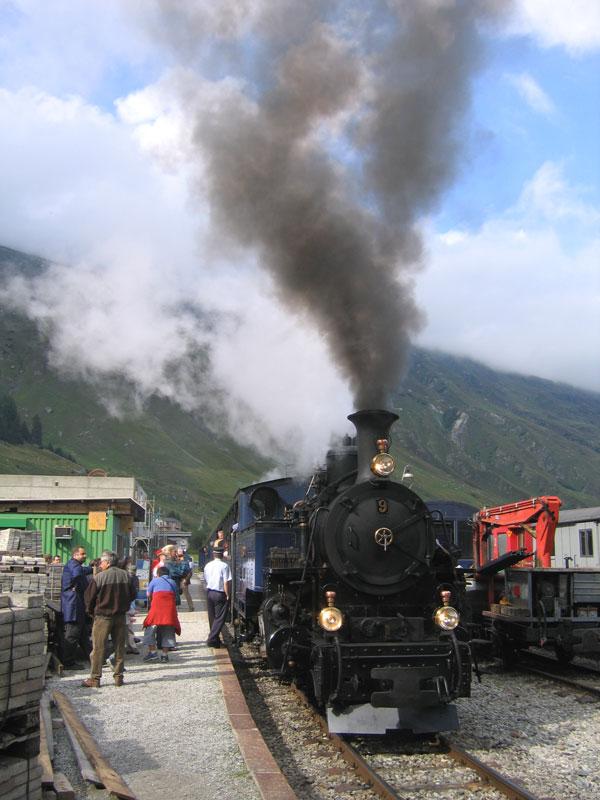 Der DFB-Zug mit Zahnrad-Dampflok 9  Gletschhorn  Baujahr 1913 steht abfahrbereit in Realp (1.538 m) - 13.08.2005
