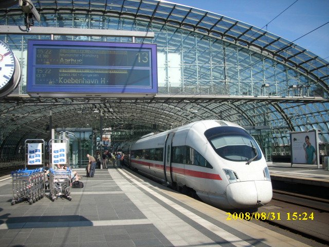 Der Diesel-ICE 605 020 nach Dnemark am 31.08.2008 im Berliner Hauptbahnhof.