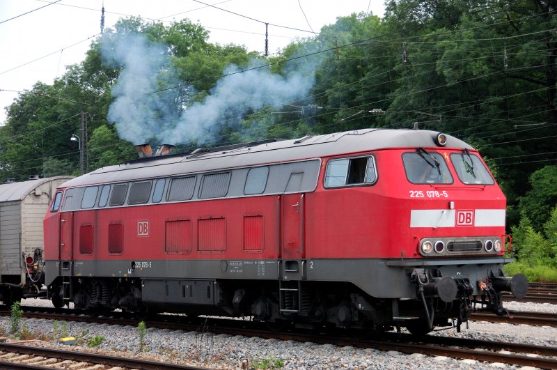 Der Diesel luft.. die Zylinderfllung mit Frischgas bernimmt der Turbo und baut Ladedruck auf.. erkennbar an den dunkelgrauen Rupartikeln im Rauch... der Anlassvorgang ist beendet.